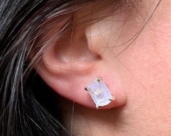 Brincos de pedra da lua arco-íris bruta | Brincos para o dia a dia com um toque místico | Intuição Lunar | Prata de lei 925