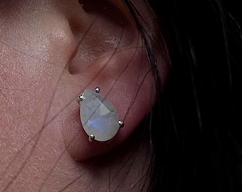 Brincos de pedra da lua arco-íris em formato de pera | Prata de lei 925 | Joias lunares e intuitivas | Brincos minimalistas com um toque místico