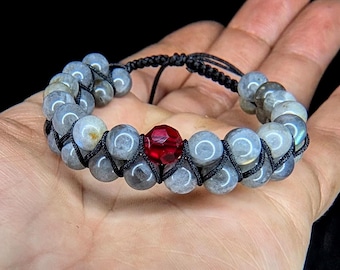 Pulseira de labradorita | Detalhe em vidro vermelho | Pulseira ajustável de duas fileiras