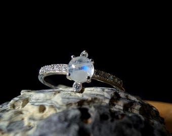 Anel redondo com pedra da lua arco-íris e topázio branco – Prata de lei 925 | Anel mágico para o dia a dia