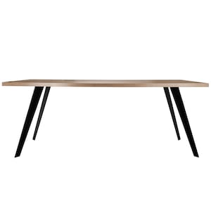Op de afbeelding: Een rechthoekige houten tafel met zwarte metalen poten. De tafel heeft een lichtbruin houten blad en de poten zijn schuin.