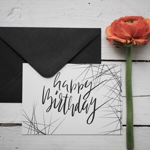 Cartão postal "Traços de feliz aniversário em preto e branco"