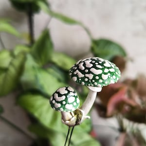 Pilzkernfee Haarspange ~ Handgemachte grüne Fliegenpilz Haarnadel