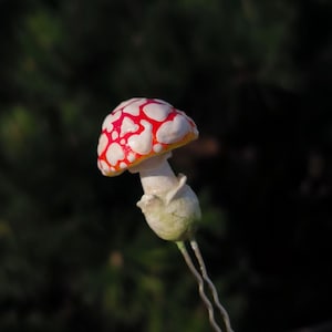 Amanita Pilz Haar-Accessoire ~ Festlicher Fliegenpilz-Haarstab für Goblincore Vibe