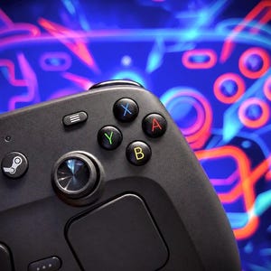 Pode incluir: Um comando de videojogos preto com um botão com o logótipo Steam, dois joysticks com rebordos metálicos, um D-pad e quatro botões de ação com as letras X, Y, A e B. O comando inclui uma grande área de painel tátil sensível ao toque.