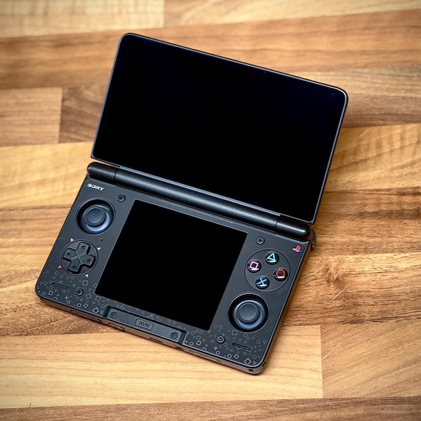 Adesivo de vinil macio ao toque para painel preto do PlayStation com a skin Ayn Thor