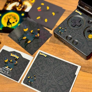 Anbernic RG35XX SP Pokémon Umbreon Mod-knoppen, stickers en papieren kaartinzetstuk (apparaat niet inbegrepen)