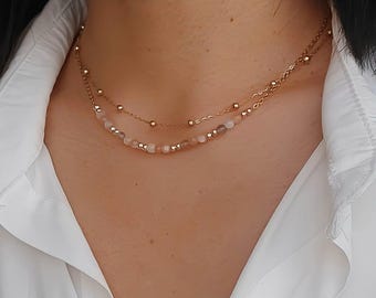 Collier pierre de lune double rangs, collier perles multicolore, chaîne en acier inoxydable dorée, collier ras de cou, bijou raffiné femme.