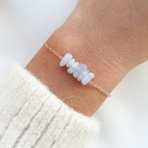Blaues Chalcedon-Armband, Schmuck aus Naturstein, feines Goldarmband.