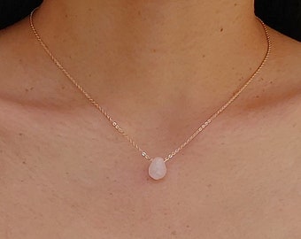 Collana sfaccettata a forma di goccia in quarzo rosa, collana da donna, catena in acciaio inossidabile molto sottile, regalo di compleanno, gioiello delicato e discreto.