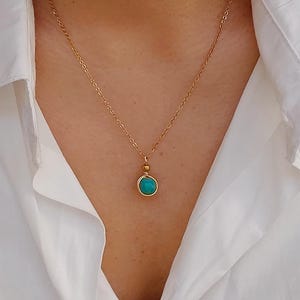 Halskette mit türkisfarbenem Anhänger, Halskette aus goldfarbenem Edelstahl, Halskette aus Naturstein, Türkisschmuck, zarte Schmuckgeschenkidee.