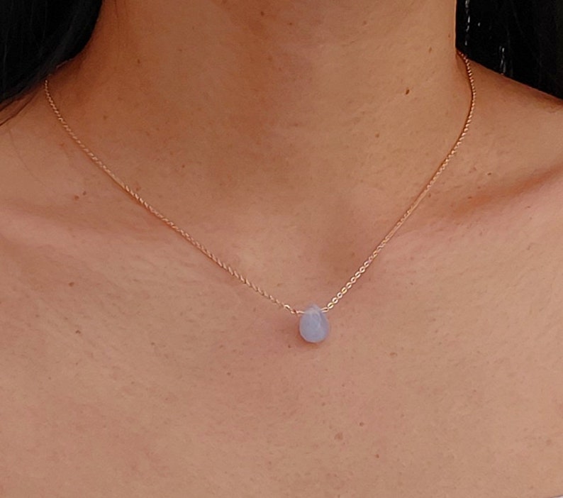 Collier calcedoine bleue goutte à facettes, cadeau bijoux femme, chaîne très fine. image 1