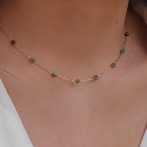 Halskette aus Naturstein, Halskette aus afrikanischem Jaspis, Halskette aus goldfarbenem Edelstahl, feiner Schmuck mit grünen Perlen, trendiges Schmuckgeschenk
