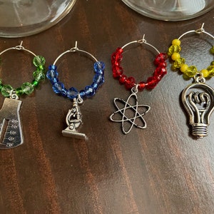 Ciencia / Adornos para copas de vino / STEM / Mantén la curiosidad / Microscopio / Átomo / Vaso de precipitados / Bombilla / La ciencia importa