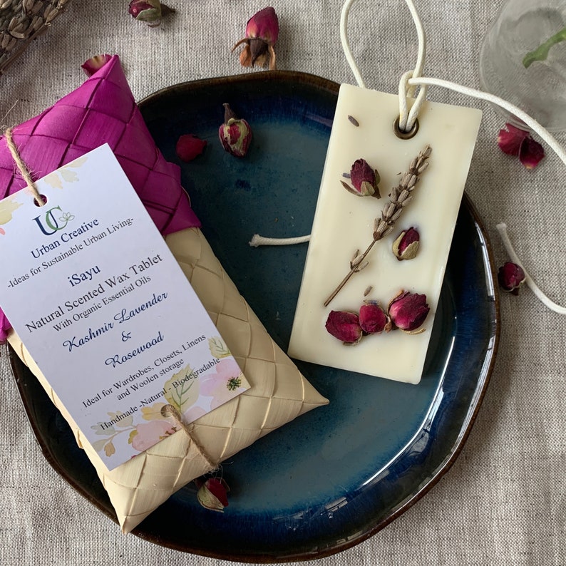 K&ouml;nnte beinhalten: Ein nat&uuml;rliches Wachstablett mit getrockneten Lavendel- und Rosenbl&uuml;ten, verpackt in einem geflochtenen Korb. Das Etikett lautet "iSayu Natural Scented Wax Tablet with Organic Essential Oils Kashmir Lavender & Rosewood Ideal for Wardrobes, Closets, Linens and Woolen storage Handmade - Natural - Biodegradable".