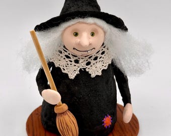 Figura di strega in cotone filato: decorazione di Halloween in argilla polimerica fatta a mano