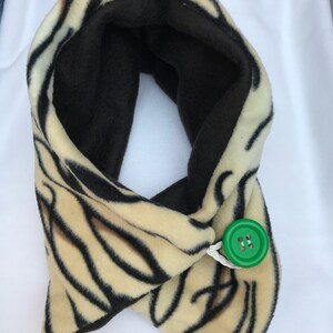 Two tone scarf with button fastening