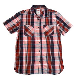 Puede incluir: Camisa de cuadros de manga corta en tonos rojos, rosas y azul marino. La camisa tiene dos bolsillos delanteros y cierre de botones. Una pequeña etiqueta es visible cerca del cuello.