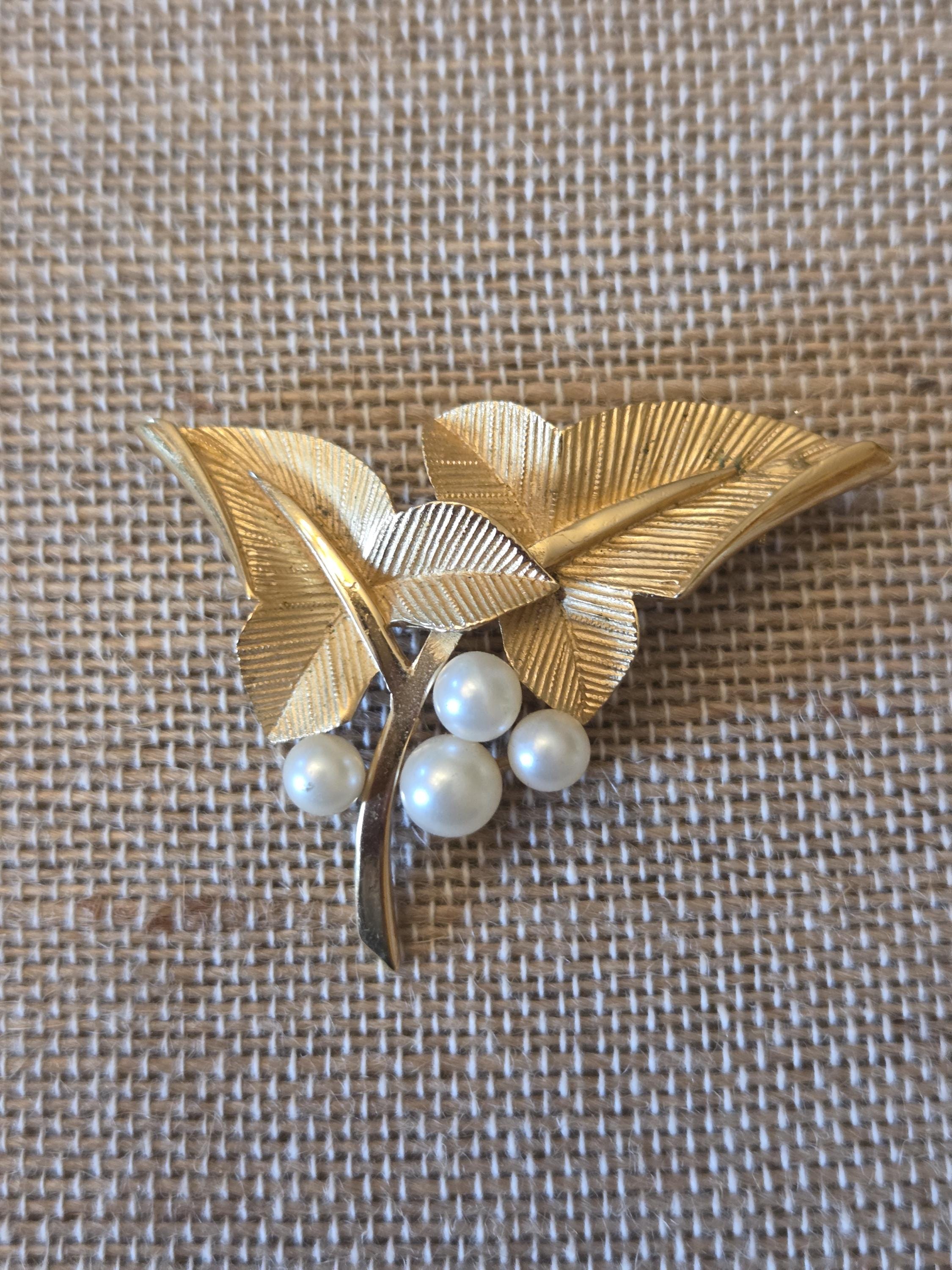 Vintage Trifari Gold Tone Leaf and Faux Pearl Berries Brooch  display picture 1