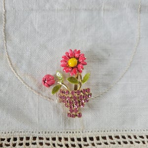 ヴィンテージ エナメルとラインストーンのピンクの花の花束バスケット ブローチ