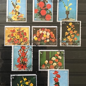 Peut inclure: Une collection de neuf timbres-poste vintage représentant des arrangements floraux colorés. Les timbres sont de Sharjah, Emirats arabes unis, et présentent différents types de fleurs, notamment des lys, des roses et des œillets.