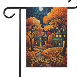 K&ouml;nnte beinhalten: Eine farbenfrohe Herbst-Gartenflagge mit einer fantasievollen Illustration von H&auml;usern und B&auml;umen mit einem Vollmond am Himmel. Der Text "Happy Fall" ist in einer dekorativen Schriftart am unteren Rand der Flagge geschrieben.