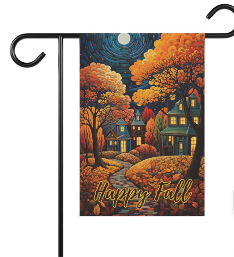 K&ouml;nnte beinhalten: Eine farbenfrohe Herbst-Gartenflagge mit einer fantasievollen Illustration von H&auml;usern und B&auml;umen mit einem Vollmond am Himmel. Der Text "Happy Fall" ist in einer dekorativen Schriftart am unteren Rand der Flagge geschrieben.