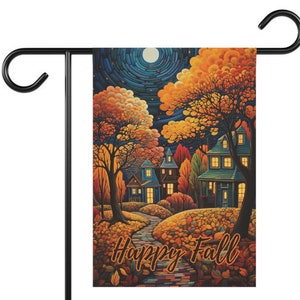 K&ouml;nnte beinhalten: Eine farbenfrohe Herbst-Gartenflagge mit einer fantasievollen Illustration von H&auml;usern und B&auml;umen mit einem Vollmond im Hintergrund. Der Text "Happy Fall" ist in Orange am unteren Rand der Flagge geschrieben.