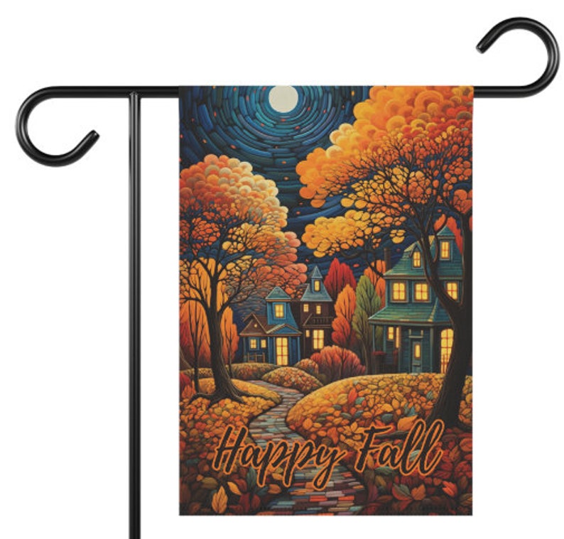 K&ouml;nnte beinhalten: Eine farbenfrohe Herbst-Gartenflagge mit einer fantasievollen Illustration von H&auml;usern und B&auml;umen mit einem Vollmond im Hintergrund. Der Text "Happy Fall" ist in Orange am unteren Rand der Flagge geschrieben.
