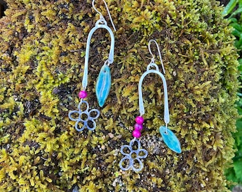 Boucles d'oreilles botaniques asymétriques faites main en argent et en céramique