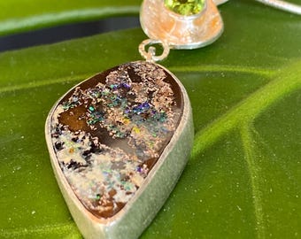 Boulder Opal Pendant Argentium Silver 935 Gold, Unique Peridot Necklace Green, Edle Statement Pendant Carinthia, Wabi Sabi Nature Collection