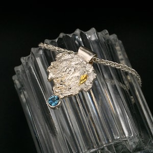 Colgante de topacio azul en plata con detalle de oro, hecho a mano, colgante de plata de topacio forjado con cadena