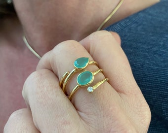 Gold ring with chalcedony and zirconia