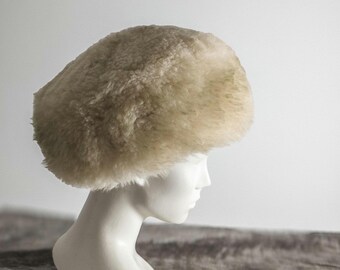 Gorgeous Ivory off White Lamb Fur Shearling Hat / Real Fur  display picture 2