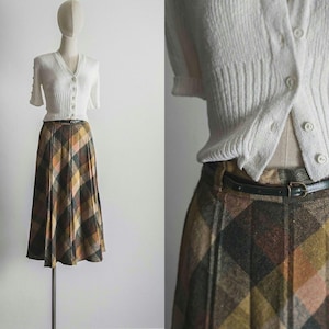 70s mod does 30s 40s fitted cropped cardigan—fresh white—ribbed cinched waist/short sleeves w/buttons trim/v-neck—xs/s