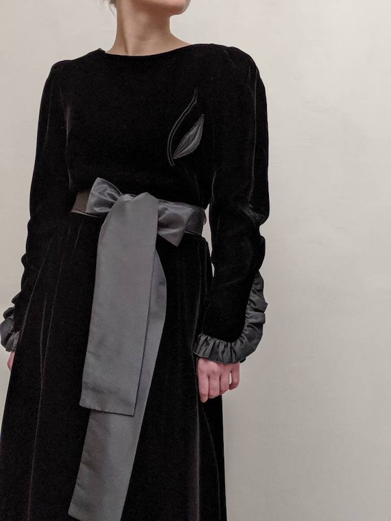fink modell: pitch black velvet dress vintage goth