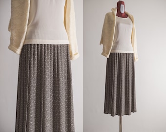 ditsy floral pleated skirt 90s st michael long flowy pleated skirt gainsboro tiny flowers dark taupe background, elastic waist, medium large