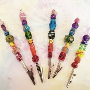Mehrzweckclip, Armbandhelfer, Raucherclip, Regenbogen-Zauberstab, Geldautomaten-/Kreditkartenclip, Geschenk für lange Nägel