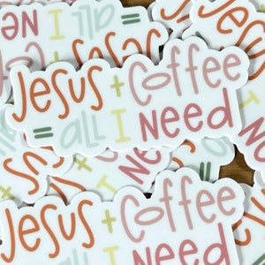 Puede incluir: Un conjunto de pegatinas con el texto "Jes&uacute;s + Caf&eacute; = Todo lo que necesito" en una fuente manuscrita colorida. Las pegatinas son blancas con un esquema de color rosa, naranja y amarillo.