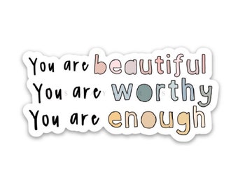 Op de afbeelding: Een sticker met de tekst "You are beautiful. You are worthy. You are enough." De woorden zijn in verschillende kleuren, waaronder roze, blauw en geel.