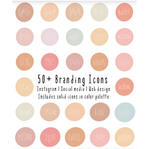 Peut inclure: Un ensemble de plus de 50 icônes de marque pour Instagram, les médias sociaux et la conception Web. Les icônes sont de différentes couleurs, notamment le beige, le rose et le bleu clair. Les icônes présentent du texte tel que "famille", "mode", "voyage", "nourriture", "travail", "maison", "week-end", "blog", "moi", "fleurs", "vacances", "style de vie", "nouveau", "mariage", "Noël", "spécial", "autre", "enfants", "bonjour", "portraits", "2020", "événements", "boutique" et "marque".