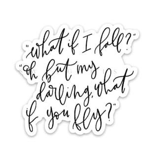 Op de afbeelding: Zwart-witte typografie sticker met de tekst "what if I fall? oh but my darling, what if you fly?"
