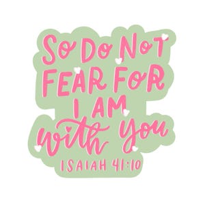Pode incluir: Adesivo de citação inspiradora verde e rosa com o texto "So do not fear for I am with you Isaiah 41:10".