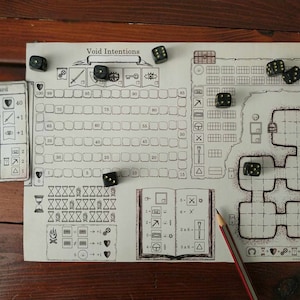 Puede incluir: Un tablero de juego de mesa con un mapa de mazmorra, dados y una hoja de personaje. La hoja de personaje está etiquetada como "The Wizard" y tiene un dibujo de un mago con un bastón. El tablero de juego está etiquetado como "Void Intentions".