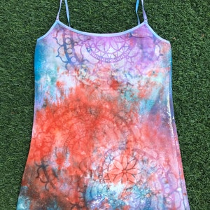 Peut inclure: Un débardeur bleu, orange et violet tie-dye avec un motif mandala.