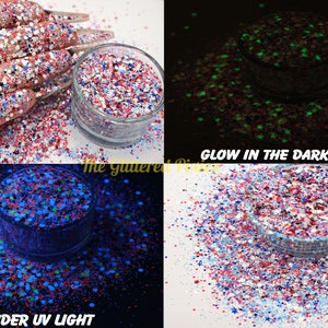 Könnte beinhalten: Rot-weiß-blauer Glitter mit im Dunkeln leuchtenden Sternen. Der Glitter wird in einem durchsichtigen Glas gezeigt, unter UV-Licht und im Dunkeln.  GLOW IN THE DARK STARS.