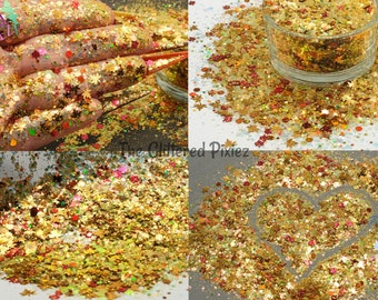Könnte beinhalten: Nahaufnahme von goldenem Glitter in verschiedenen Formen und Größen, darunter Sterne, Blätter und Kreise. Der Glitter wird in einem Haufen, in einer Hand und in einem kleinen Glasgefäß gezeigt. Der Glitter ist eine Mischung aus Gold, Rot, Grün und Weiß.