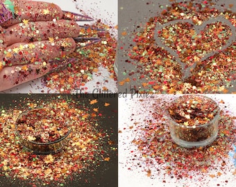 Könnte beinhalten: Herbstliches Glitzer-Mix mit Blattformen und verschiedenen Größen in Rot, Orange, Gold und Grün. Der Glitzer wird in einem Glas, auf einer Oberfläche und auf einer Hand gezeigt, was einen festlichen Look erzeugt.