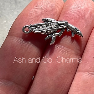 Può includere: Ciondolo in argento a forma di coltellino svizzero multifunzione. Il ciondolo ha un anello per attaccarlo a un braccialetto o una collana.