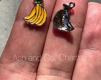 Breloques banane en émail, émaillées en jaune. Parfait pour un collier et des boucles d'oreilles. X 8